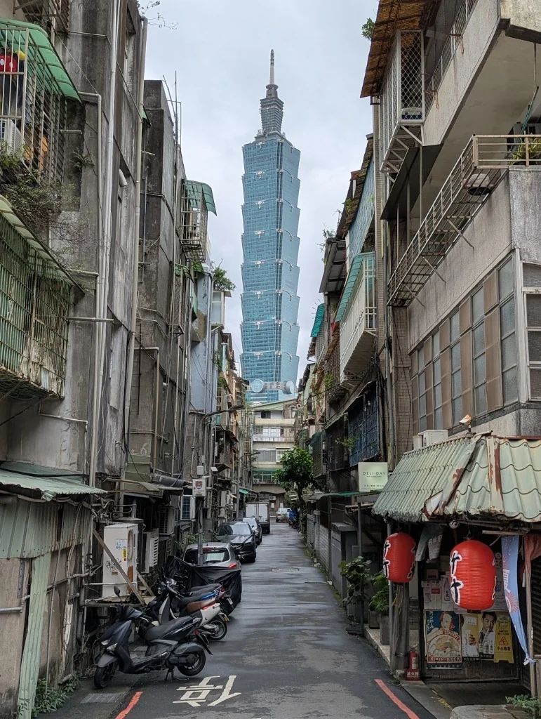 台北旧巷弄与红灯笼之间仰望台北 101